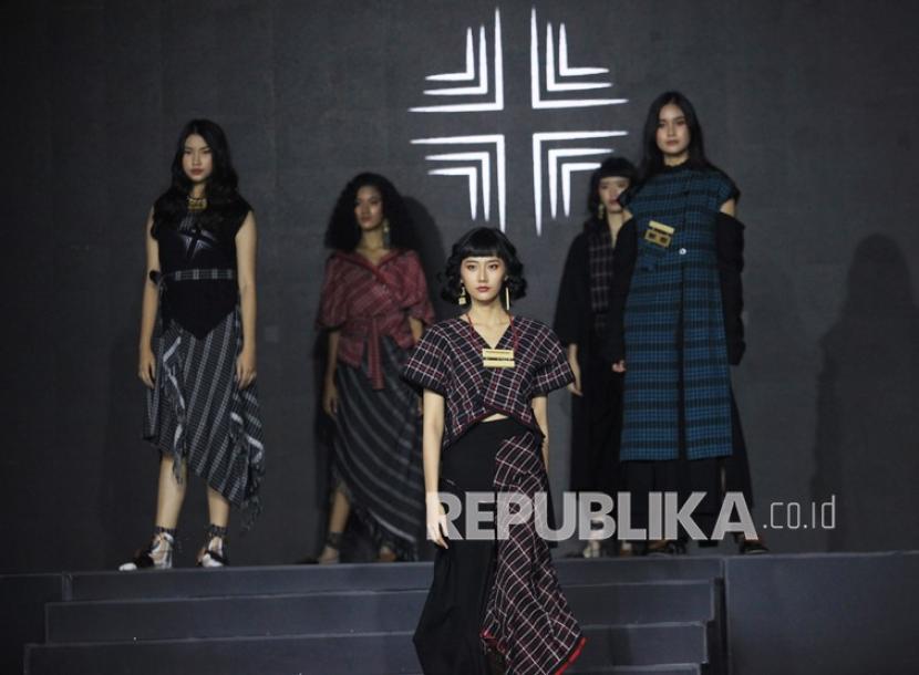 Sejumlah model memperagakan busana dalam acara Jakarta Fashion Trend 2022 di kawasan SCBD, Jakarta, Rabu (9/2/2022). Indonesian Fashion Chamber (IFC) Jakarta Chapter kembali menggelar ajang Jakarta Fashion Trend 2022 dengan mengambil tema Fashion Art. 