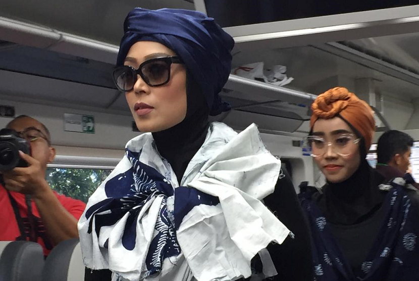 Sejumlah model memperagakan kain batik dan tenun hasil buatan para mustahik Baznas di atas kereta api bandara railink, Kamis (2/5). 