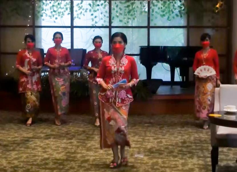 Sejumlah model mengenakan beragam model batik dalam acara Lunar Year Show di DKI Jakarta, Jumat (21/1/2022).