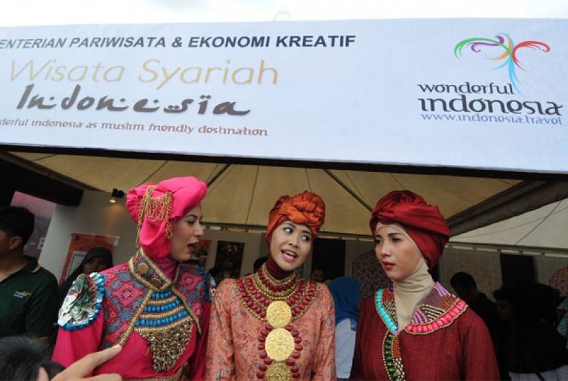 Sejumlah model meramaikan stan promosi Wisata Syariah Indonesia dalam acara peluncuran Gerakan Ekonomi Syariah (GRES!) di Lapangan Silang Monas, Jakarta, Ahad (17/11). 