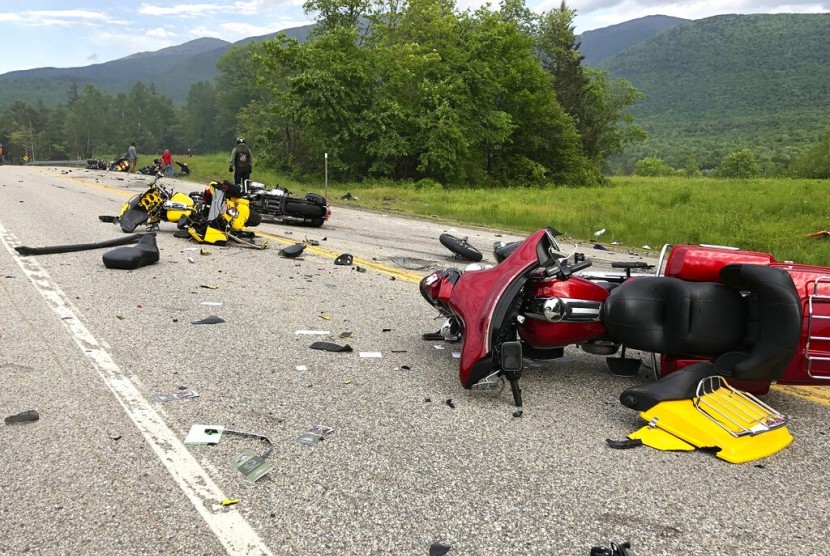 Sejumlah motor besar di lokasi tabrakan antara mobil pikap dengan konvoi motor di Randolph, New Hampshire, AS, Jumat (21/6). 