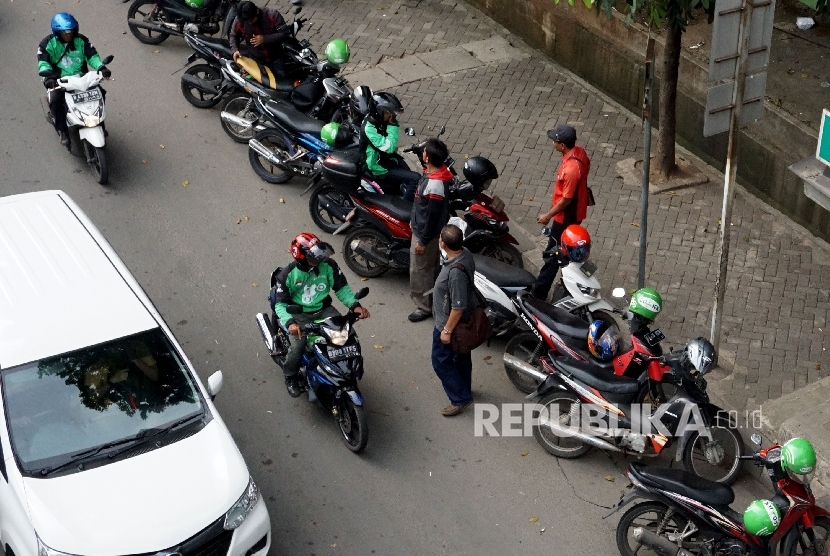 Sejumlah motor ojek online terparkir dibahu jalan kawasan Casablanca, Jakarta, Rabu (7/12).