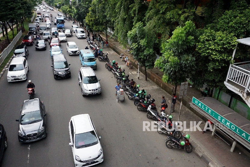 Sejumlah motor ojek online terparkir dibahu jalan kawasan Casablanca, Jakarta, Rabu (7/12).