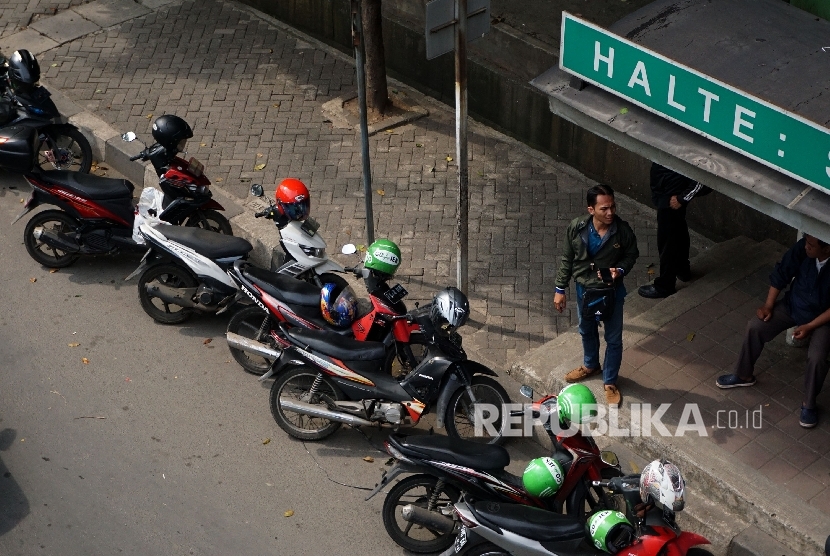 Sejumlah motor ojek online terparkir dibahu jalan kawasan Casablanca, Jakarta, Rabu (7/12).