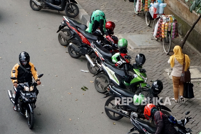 Sejumlah motor ojek online terparkir dibahu jalan kawasan Casablanca, Jakarta. Ilutsrasi.