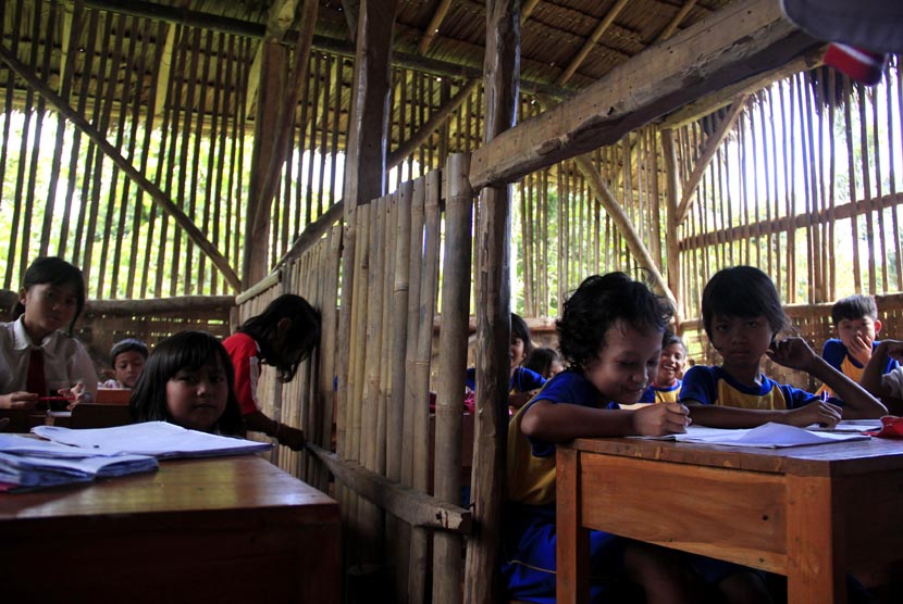  Sejumlah murid belajar di ruang kelas terbuat dari bambu di SD Negeri Girijagabaya, di Kampung Sinarjaya, Muncang, Lebak, Banten, Rabu (27/11).  (Antara/Asep Fathulrahman)