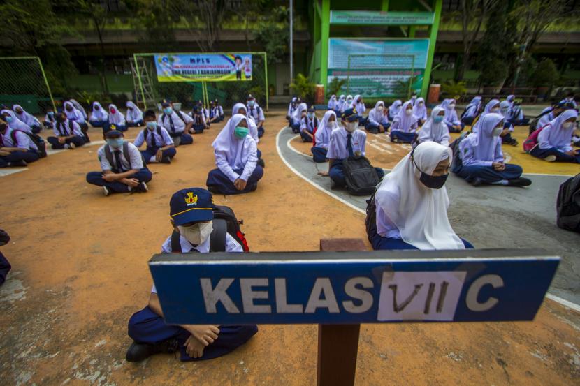 Sejumlah murid bersiap mengikuti pembelajaran tatap muka (PTM) di SD Negeri Karang Mekar 5 Banjarmasin, Kalimantan Selatan. Kasus positif Covid-19 di Kota Banjarmasin, Kalimantan Selatan, sudah tembus 10 ribu lebih karena pada Kamis ini, kembali bertambah 156 orang. 