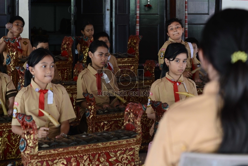 Sejumlah Murid kelas 3 SD Pertiwi Abhilasa mempelajari musik tradisonal gamelan Bali di Sanggar musik kawasan Rawamangun, Jakarta Timur, Rabu (18/3).