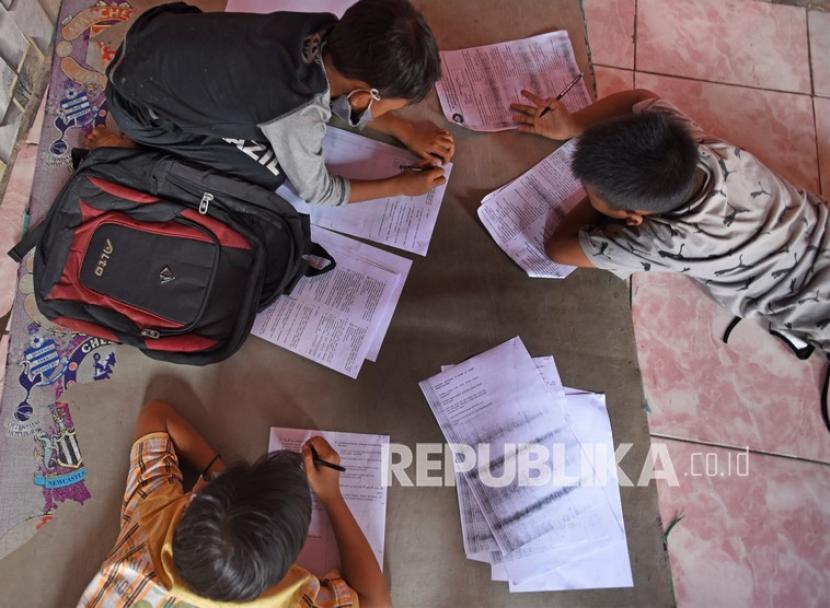 [Ilustrasi] Sejumlah murid di Serang mengikuti ujian.