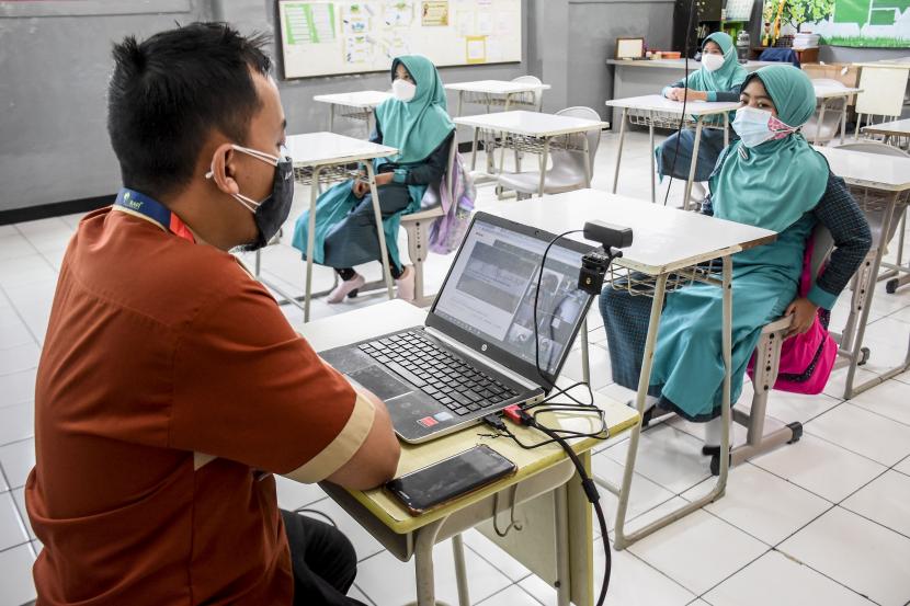 Sejumlah murid mengikuti kegiatan belajar mengajar saat hari pertama pembelajaran tatap muka (PTM) di SD Ar Rafi, Jalan Sekejati, Kiaracondong, Kota Bandung.