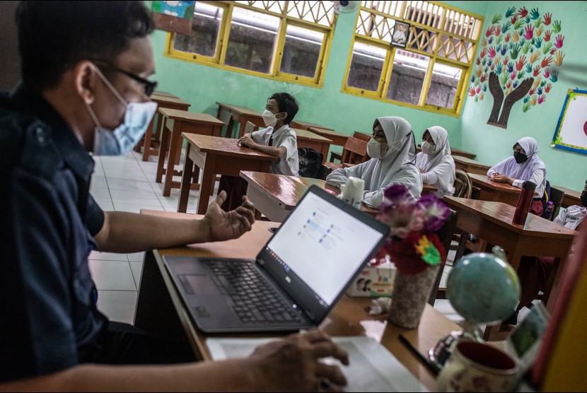 Sejumlah murid mengikuti Pembelajaran Tatap Muka (PTM) di SDN Duren Tiga 09 Pagi, Jakarta, Selasa (8/2/2022). Dinas Pendidikan DKI Jakarta masih memberlakukan PTM 50 persen untuk sementara.