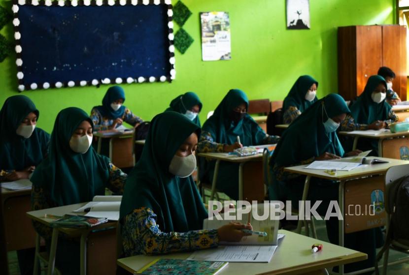Sejumlah murid mengikuti Pembelajaran Tatap Muka (PTM) di SMAN 1 Geger, Kabupaten Madiun, Jawa Timur, Kamis (2/9/2021). Sekolah yang berada di wilayah kabupaten yang saat ini menerapkan Pemberlakuan Pembatasan Kegiatan Masyarakat (PPKM) Level 3 tersebut mulai melakukan PTM dengan menerapkan protokol kesehatan guna pencegahan penularan COVID-19. 