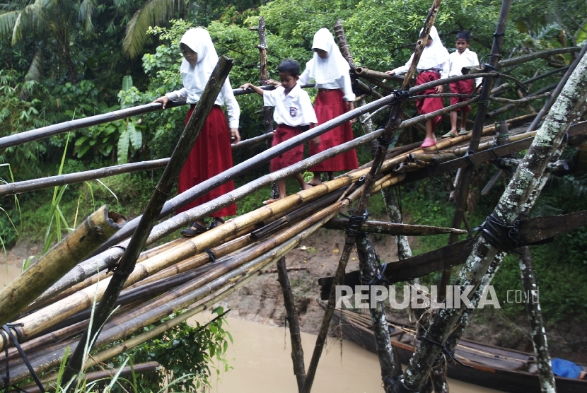 Sejumlah murid SD melewati jembatan bambu yang sudah rapuh.   (ilustrasi) 