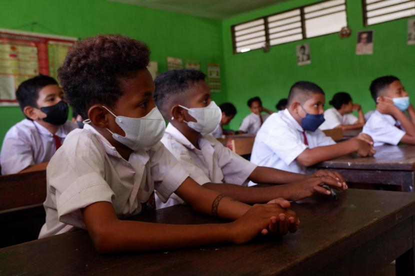 Sejumlah murid SD mendengarkan arahan hari pertama masuk sekolah di SD Negeri Inpres Vim 3 Kotaraja, Abepura, Kota Jayapura, Papua, Senin (18/7/2022). Budaya penggunaan masker perlu terus dibangun mengingat saat ini masih pandemi. Ilustrasi.