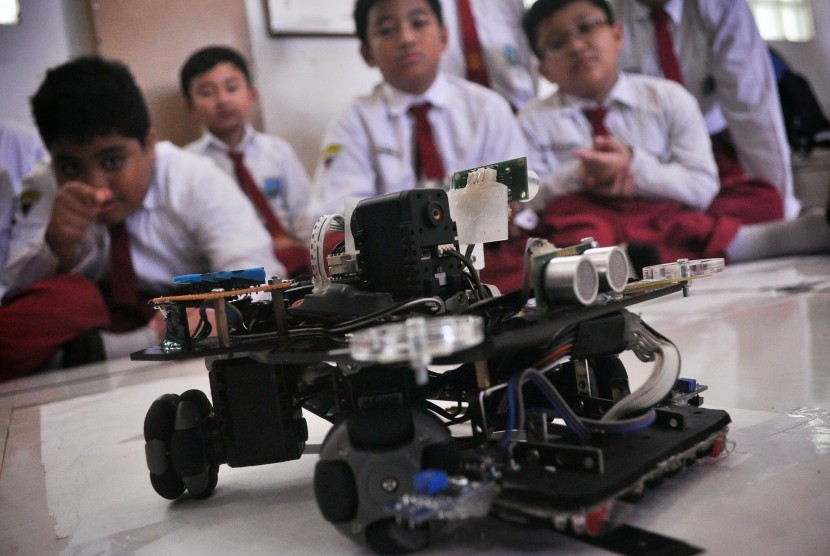 [Ilustrasi] Murid SD Muhamamadiyah 4 Surabaya mengoperasikan robot rakitannya. Pemkot Surabaya terus berupaya menghilangkan kesan adanya perbedaan antara sekolah negeri dan swasta.
