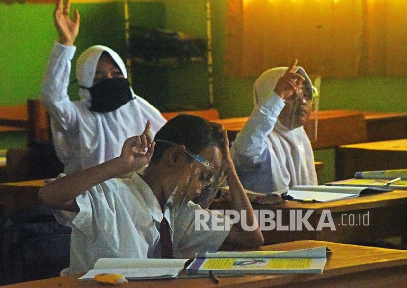 Sejumlah murid SD Negeri Curug mengikuti kegiatan belajar mengajar tatap muka dengan menerapkan protokol kesehatan era normal baru (new normal) di Serang, Banten.