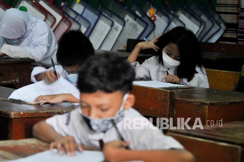 Sejumlah murid SD Negeri Kota Baru mengikuti Ujian Penilaian Akhir Sekolah di Bekasi, Jawa Barat, Senin (8/6/2021). Ujian yang dilaksanakan secara tatap muka tersebut diikuti kelas 4 dan 5 dengan pembatasan 50 persen murid dari kapasitas maksimal di tiap ruangan.