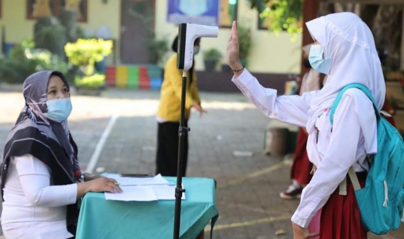 Sejumlah murid SDN 04 Tambakaji melaksanakan prosedur dan SOP prokes saat mereka tiba di lingkungan sekolah, guna mengikuti PTM terbatas, Rabu (1/9). Sejumlah murid di Kota Semarang dinilai mulai terbiasa dengan prosedur  PTM terbatas.