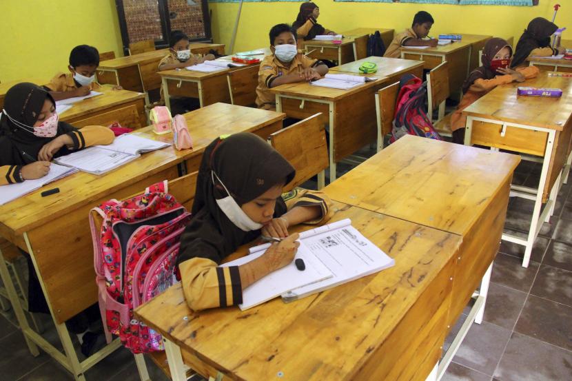 Sejumlah murid sekolah dasar mengikuti belajar tatap muka di Dumai, Riau, Kamis (26/8/2021). Pembelajaran tatap muka di daerah tersebut kembali dibuka untuk semua kelas sebanyak dua kali pertemuan dalam seminggu dan durasi belajar selama dua jam di sekolah