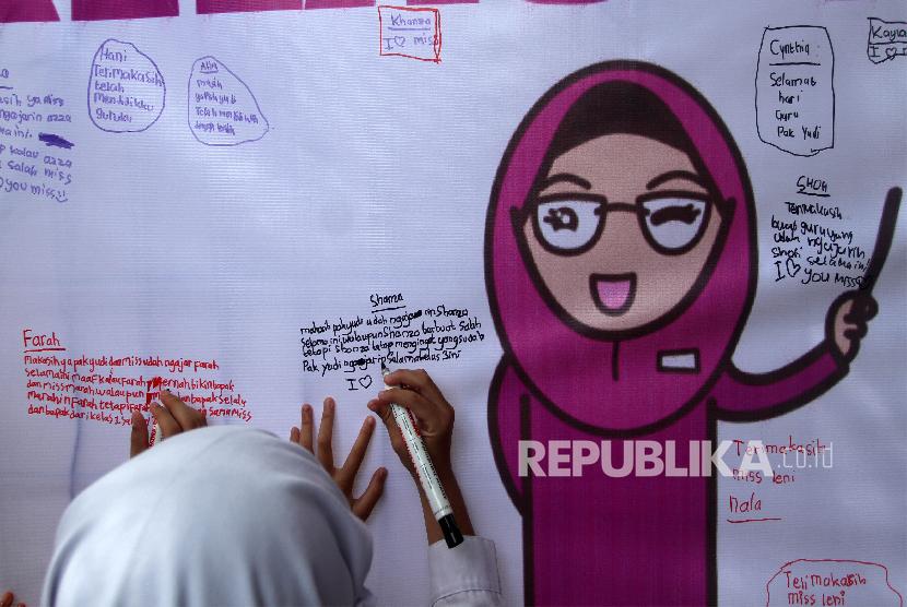 Sejumlah murid sekolah dasar menuliskan pesan dan kesan pada gurunya saat memperingati hari guru Nasional (ilustrasi). Gubernur Jateng Ganjar Pranowo minta pemerintah jangan mengabaikan kesejahteraan guru