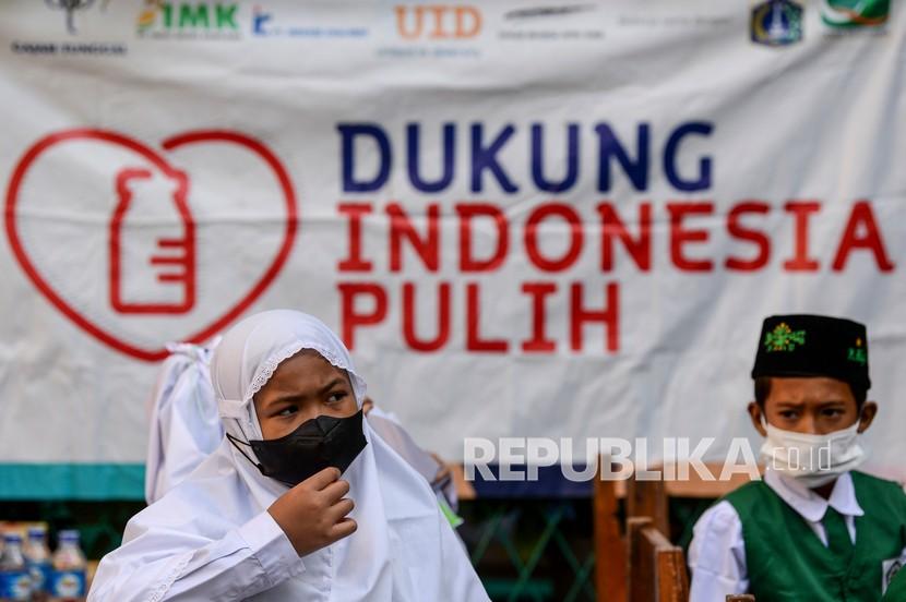 Vaksinasi Covid-19 yang diselenggarakan Korps Wanita TNI AL (Kowal) di Madrasah Ibtidaiyah Al-Wathoniyah di Rorotan, Jakarta, Senin (3/1/2022). Presiden Joko Widodo (Jokowi) meminta agar target vaksinasi Covid-19 yang telah ditetapkan dapat terus dikejar dan ditingkatkan.