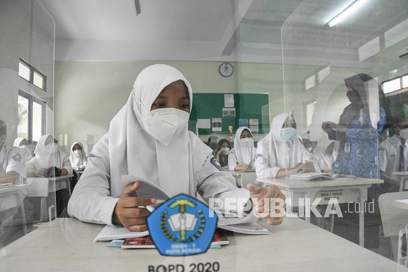 Sejumlah murid SMAN 1 mengikuti kegiatan belajar mengajar di Bekasi, Jawa Barat, Senin (17/1/2022). Beberapa SMA/SMK di Bekasi sudah diizinkan menyelenggarakan PTM 100 persen dengan penerapan protokol kesehatan serta pelaksanaan program vaksinasi COVID-19 pada Guru dan Siswa . 