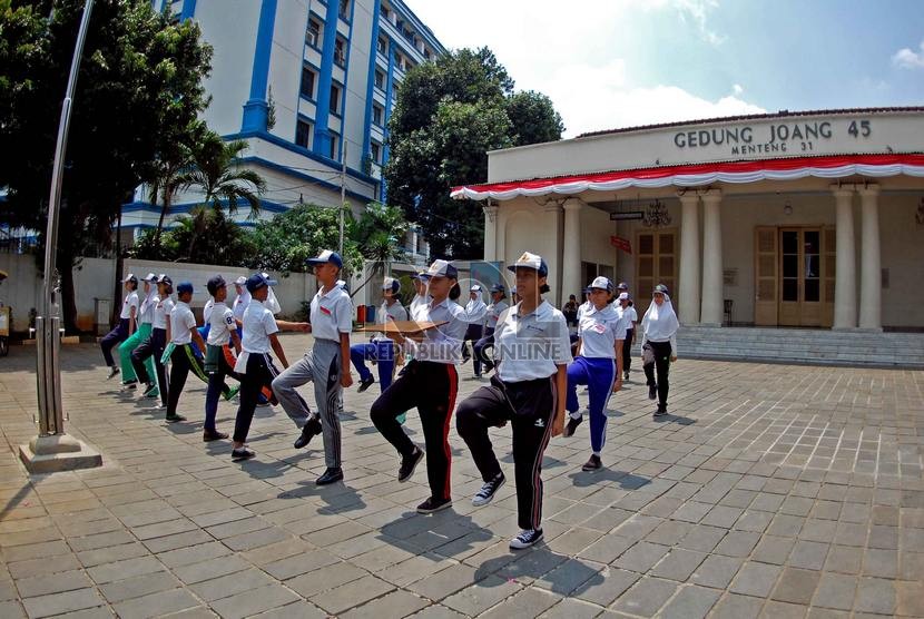  Sejumlah murid SMP terpilih se-Jabodetabek berlatih upacara bendera di Gedung Joang 45, Menteng, Jakarta Pusat, Rabu (13/8).     (Republika/Raisan Al Farisi)