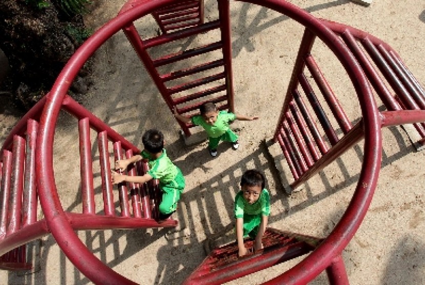Sejumlah murid Taman Kanak-kanak bermain di taman Langsat, Jakarta.