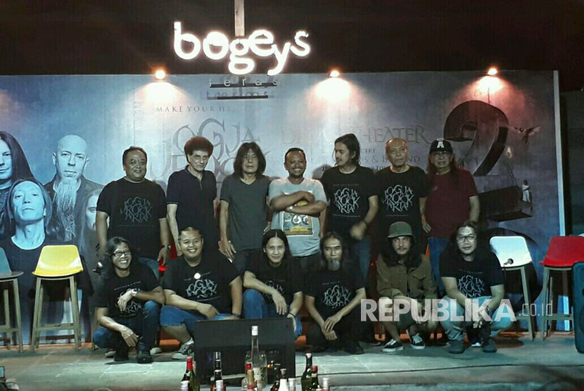 Sejumlah musisi lokal pengisi Jogjarockarta International Rock Music Festival saat konferensi pers di Hotel Hyatt Sleman, Kamis (28/9). 