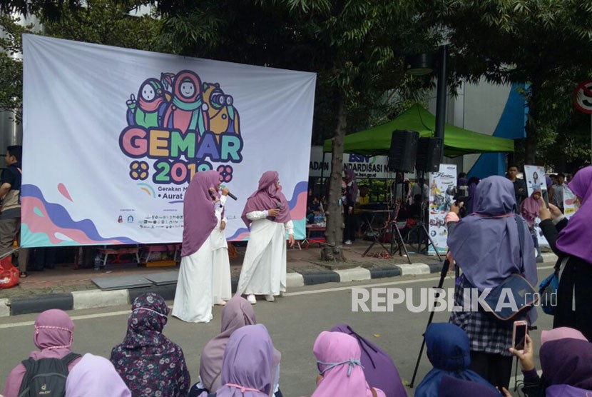 Sejumlah Muslim dan Muslimah merayakan Gerakan Menutup Aurat (GEMAR) 2018 yang jatuh pada 14 Februari, di kawasan hari bebas kendaraan (CFD) Jakarta, Ahad (11/2). 