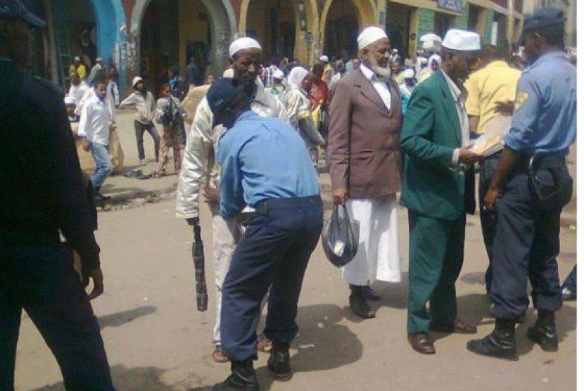 Sejumlah muslim Ethiopia tengah diperiksa oleh petugas keamanan.