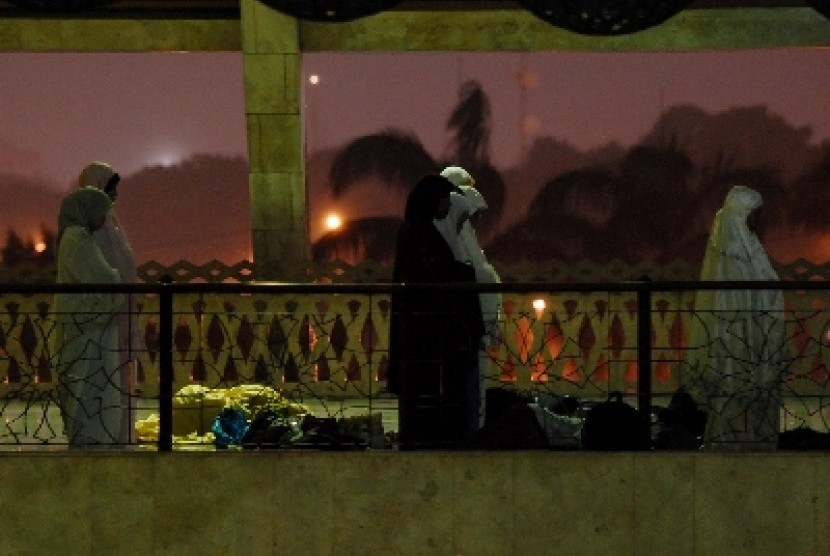 Sejumlah Muslim melaksanakan shalat malam.