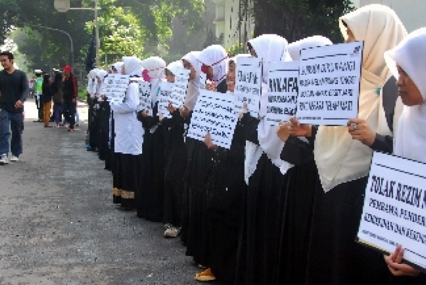 Sejumlah muslimah dari Hizbut Tahrir Indonesia (HTI) melakukan peringatan Hari Ibu di Jalan Dipenogoro, Bandung, Jawa Barat, Ahad (21/12)