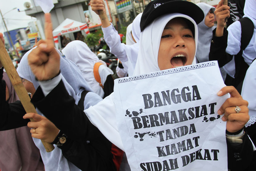  Sejumlah Muslimah Hizbut Tahrir Indonesia (HTI) berunjuk rasa menolak seks bebas di Bundaran Majestik, Medan, Sumut, Ahad (1/12). 