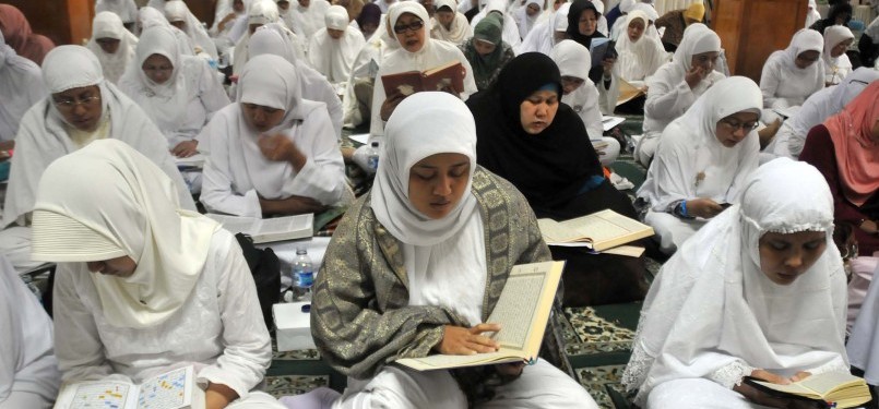 Sejumlah muslimah mengikuti Khatam Al-Qur'an bersama Hafidzah Institut Ilmu Qur'an (IIQ) di Masjid Agung Sunda Kelapa, Jakarta Pusat, Sabtu (16/7). Kegiatan yang diadakan oleh Majelis Ta'lim Mihrab Qolbi ini untuk menyambut datangnya Bulan Suci Ramadhan.