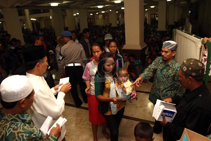  Sejumlah mustahiq menerima pembagian zakat di Masjid Raya Bandung, Jawa Barat, Rabu (7/8). (Republika/Adhi Wicaksono)