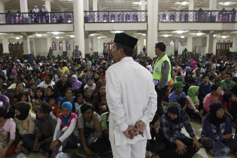 Sejumlah mustahiq mengantri dalam pembagian zakat di sebuah masjid di Bandung, Jawa Barat.