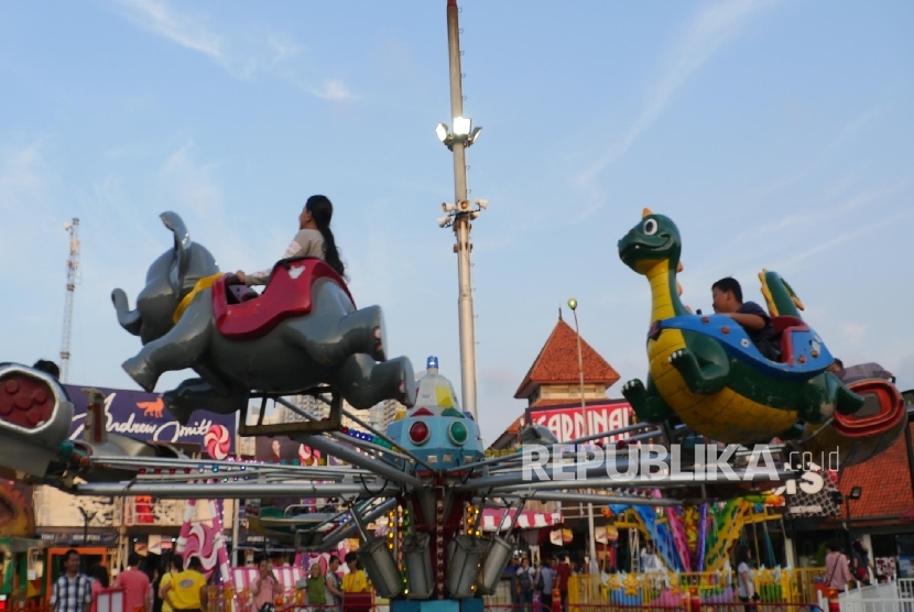 Sejumlah nak bermain di areal Pekan Raya Jakarta (PRJ) Selasa (13/6). PRJ merupakan salah satu acara besar yang tahun ini belum juga digelar kembali karena pandemi Covid-19. 