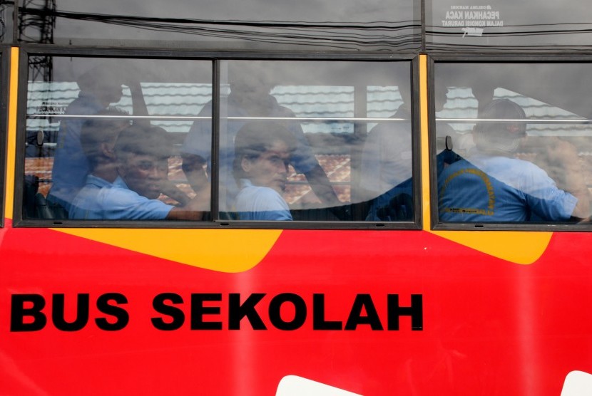 Sejumlah narapidana berada dalam bus saat dipindahkan dari Lembaga Permasyarakatan (Lapas) Klas IIA Malabero, Bengkulu, Selasa (1/3).