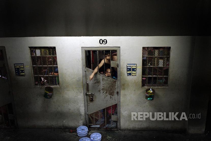 Sejumlah narapidana berada di dalam ruang tahanan di Rumah Tahanan (Rutan) Kelas IIB Sialang Bungkuk, Pekanbaru, Riau, Selasa (21/2). Rumah tahanan tersebut dihuni sebanyak 1.825 orang narapidana, sementara daya tampung maksimal rutan tersebut hanya 561 or
