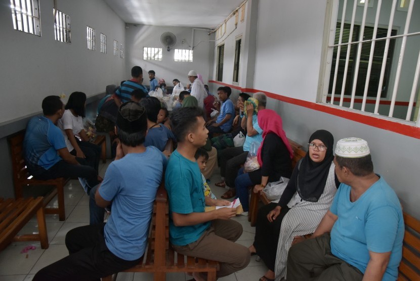 Sejumlah narapidana bertemu dengan keluarga di dalam Rumah Tahanan Klas IIB Kota Pekanbaru, Riau, Senin (8/5). 