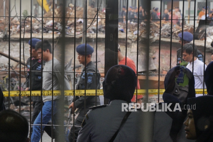 Sejumlah narapidana meninggalkan bangunan Lapas Banceuy yang rusak dalam proses evakuasi narapidana Lapas Banceuy Bandung, Selasa (26/4). (Republika /Yogi Ardhi)