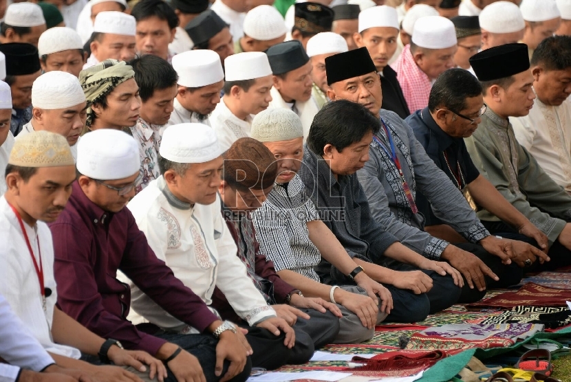    Sejumlah narapidana penghuni Lembaga Permasyarakatan Cipinang mengikuti salat id 1436 H di LP Cipinang, Jakarta Timur, Jumat (17/7).   (Republika/Prayogi)