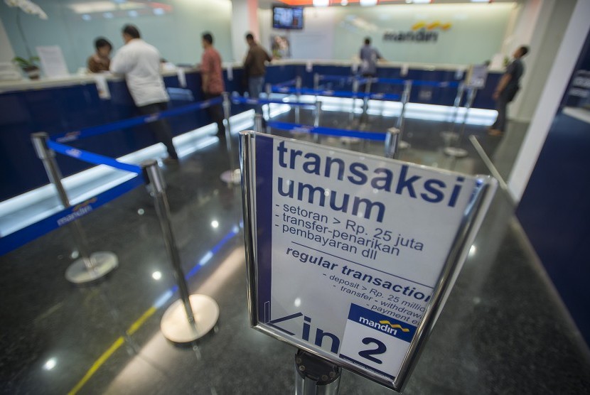 Sejumlah nasabah bertransaksi keuangan di Bank Mandiri, Jakarta, Jumat (18/3).