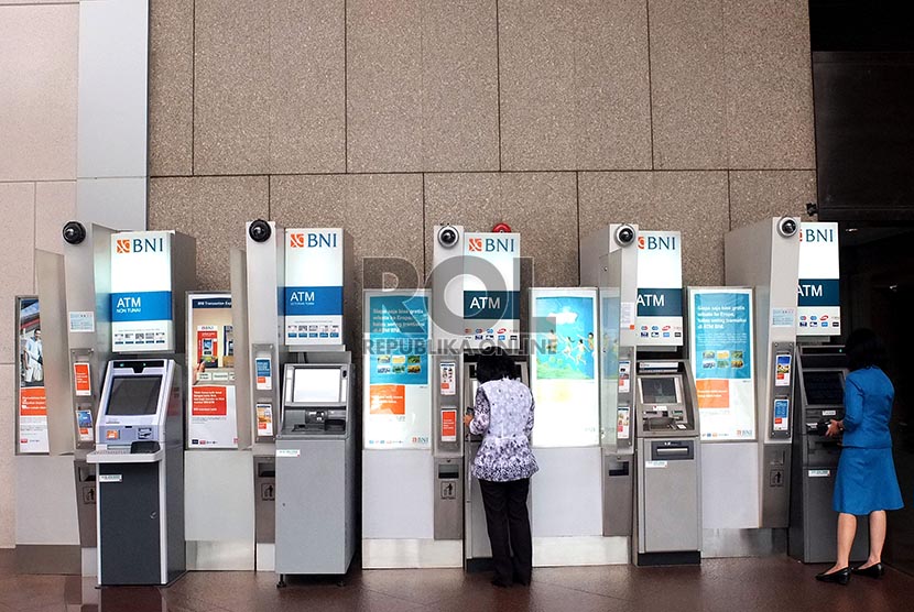 Sejumlah nasabah BNI melakukan transaksi melalui ATM di Jakarta, Rabu (19/2).