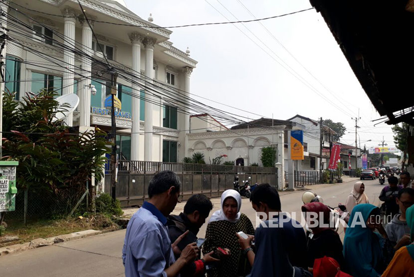 Sejumlah nasabah First Travel mendatangi kantor First Travel di Jalan Radar Auri, Depok, Jawa Barat. Kedatangan mereka berujung sia-sia karena tidak ada satu pun orang di kantor tersebut. Gerbang dan pintu kantor juga telah terkunci tanpa ada penjagaan oleh petugas keamanan.