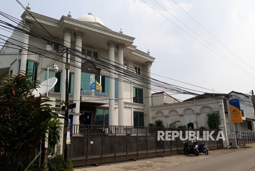 Sejumlah nasabah First Travel mendatangi kantor First Travel di Jalan Radar Auri, Depok, Jawa Barat. Kedatangan mereka berujung sia-sia karena tidak ada satu pun orang di kantor tersebut. Gerbang dan pintu kantor juga telah terkunci tanpa ada penjagaan oleh petugas keamanan.