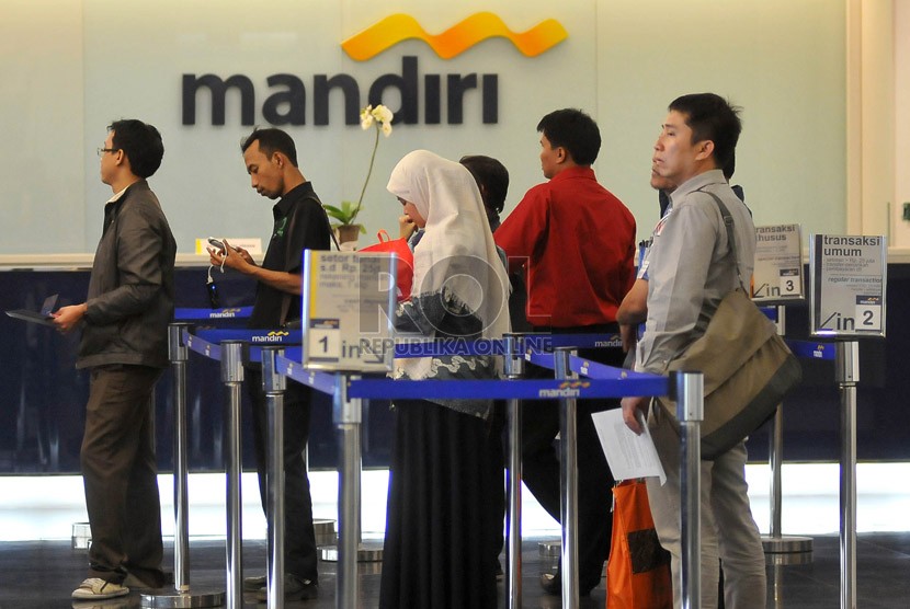 Sejumlah nasabah melakukan transaksi di Bank Mandiri, Jakarta, Selasa (5/8).  (Republika/Prayogi)