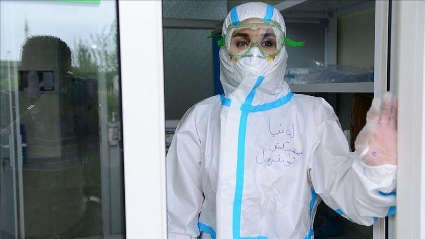 Iran telah memproduksi baju untuk staf medis termasuk peralatan pelindung diri. Ilustrasi.