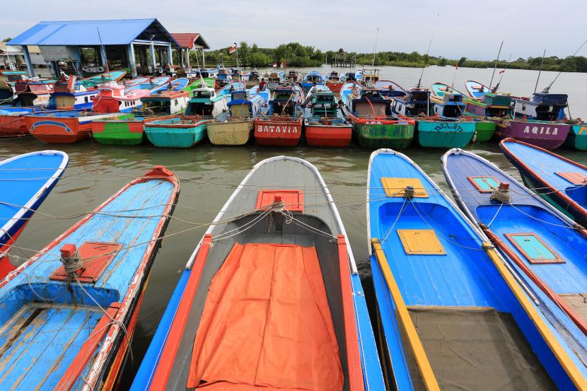 Sejumlah nelayan berada di atas kapal yang ditambatkan di pelabuhan Desa Kuala Bubon, Samatiga, Aceh Barat.  ilustrasi. BMKG mengeluarkan peringatan dini gelombang tinggi yang berpotensi terjadi di beberapa wilayah perairan pada 11 - 12 Juli 2022.